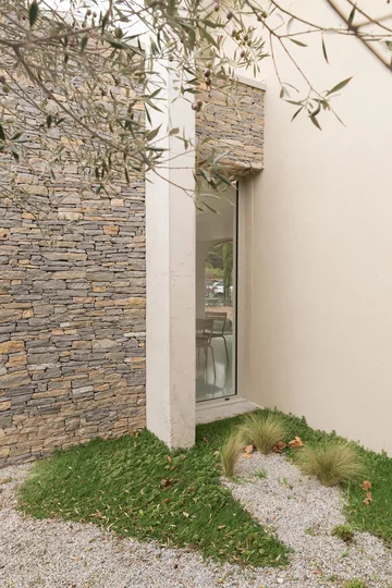 Waniliowy minimalizm w starym wiejskim domu, projekt (ma!ca) V2com, 2926-03, dom, minimalizm, beż