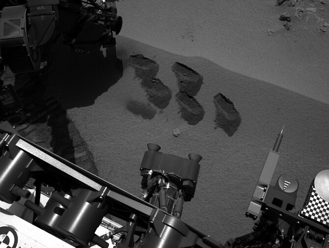 Na zdjęciu widać kilka miejsc, z których Curiosity pobrał swoim ramieniem próbki marsjańskiej ziemi (fot. NASA/JPL-Caltech)