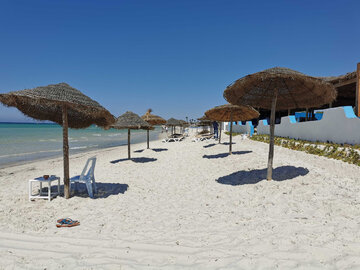 Pusta plaża w&nbsp;Tunezji