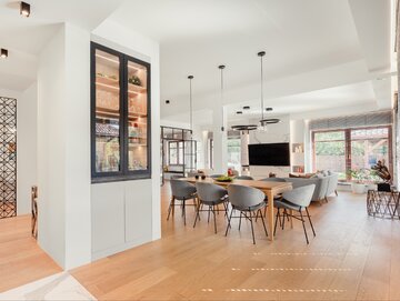 Jasny i&nbsp;przestronny dom jednorodzinny zaprojektowany przez Jasicka & Śnieżek Interior Design. Uwagę przyciągają tapicerowane krzesła marki Iker, z&nbsp;bestsellerowej kolekcji Cheri