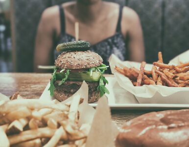 „Śmieciowe jedzenie” może wywołać depresję? Te badania nie kłamią
