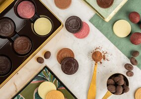 Miniatura: Dietetyk wskazuje dwa słodycze ze sklepu....