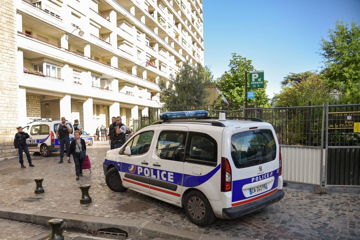 Levallois-Perret, Paryż, 9 sierpnia 2017 Kilku francuskich żołnierzy zostało rannych w ataku przeprowadzonym przy użyciu pojazdu marki BMW. Kierowcy udało się uciec, ściga go policja.  Do zdarzenia doszło na przedmieściach Paryża w Levallois-Perret przy Place de Verdun. Rannych zostało 6 francuskich żołnierzy sił specjalnych nazywanych we Francji Sentinelle. 2 z nich znajduje się w ciężkim stanie.