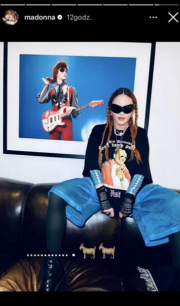 Madonna pozuje w&nbsp;bluzie z&nbsp;Janem Pawłem II
