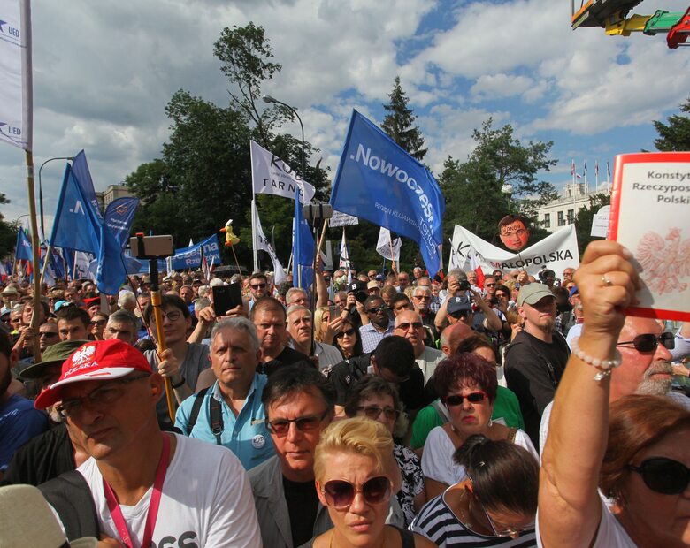 Światowe agencje o protestach w Polsce. „Populistyczny PiS” oraz...