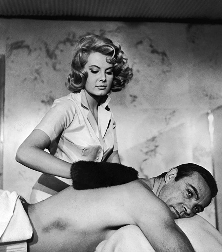Sean Connery i Molly Peters w filmie „Operacja Piorun” (1965) 