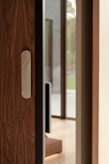 Dom pod Warszawą projektu SAAN Architects powstał jako spójna całość – od architektury bryły po wnętrza i najmniejsze detale wyposażenia 