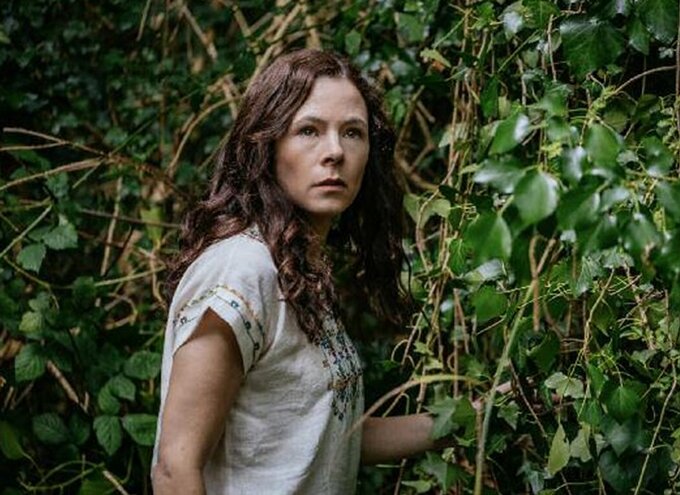 Kadr z&nbsp;serialu &bdquo;Sanktuarium: Opowieść czarownicy&rdquo;