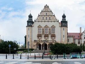 Miniatura: Zakrwawiony student na uczelni. W tle...