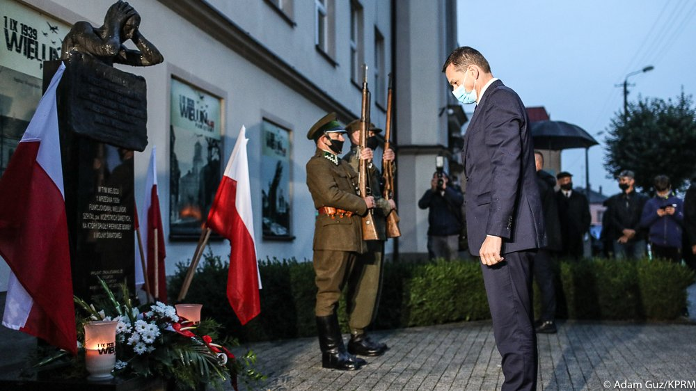 Premier  Mateusz Morawiecki złożył kwiaty pod Pomnikiem Ofiar bombardowania Wielunia 1939 