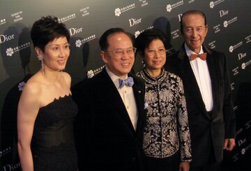 Stanley Ho (pierwszy z&nbsp;prawej)