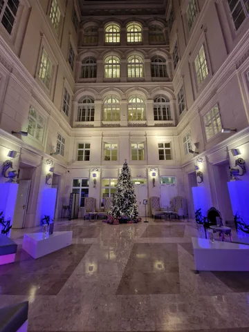 Lobby hotelu z użyciem obiektywu szerokokątnego zrobiliśmy: