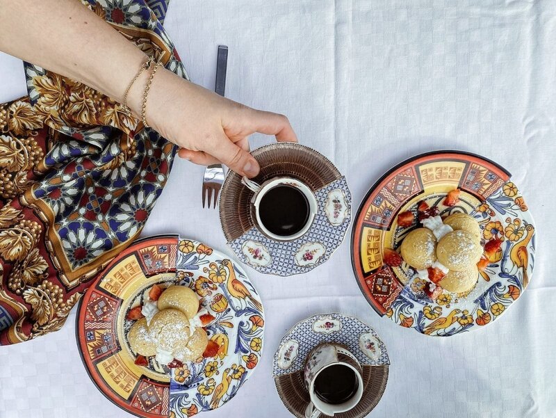 Porcelana Hybrid od marki Seletti. To porcelana, która niczego nie udaje – jest artystyczną prowokacją. Łączy dwa światy: Wschodu i Zachodu, przeszłości i współczesności, klasyki i pop-artu