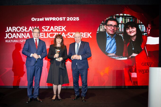 Jarosław Szarek (z prawej), Joanna Wieliczka-Szarek oraz wręczający nagrodę Dyrektor Muzeum Lotnictwa Tomasz Kosecki