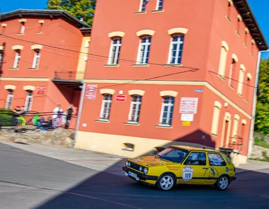 Miniatura: Żółty Golf znów na rajdowych trasach....