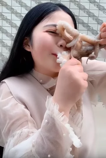 Blogerka walcząca z ośmiornicą 