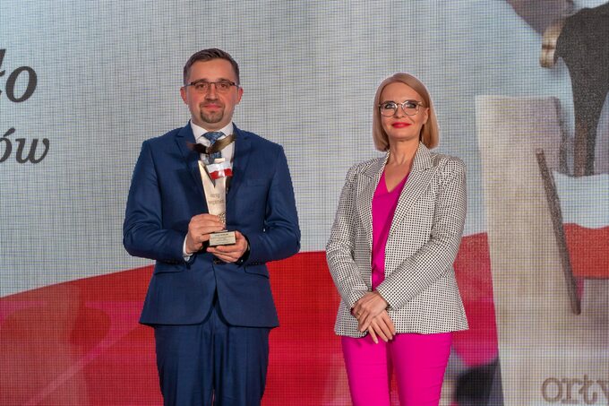 Hubert Żądło, wójt Gminy Bałtów odbiera nagrodę Orły „Wprost”. Nagrodę wręczyła Marzena Zielińska, Prezes Zarządu Capital Point i Przewodnicząca Kapituły