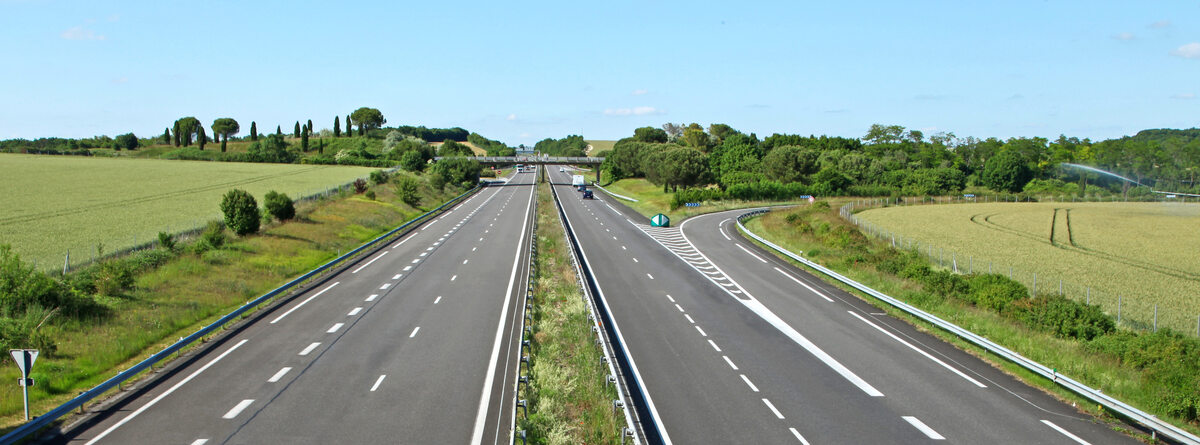 23 km autostrady w Polsce W 2013 r. Generalna Dyrekcja Dróg Krajowych i Autostrad podała, że budowa jednego kilometra autostrady kosztuje w Polsce średnio 9,6 miliona euro. To oznacza, że za 222 mln euro moglibyśmy wybudować około 23 km autostrady.