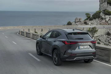 Nowy Lexus NX 450h+ 