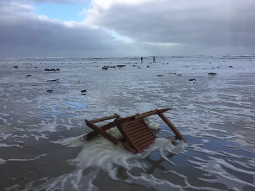 Kontenery wpadły do morza. Ludzie na wyspach znajdują "skarby" 