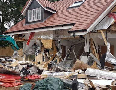 Miniatura: Koparką zniszczył pięć nowych domów....