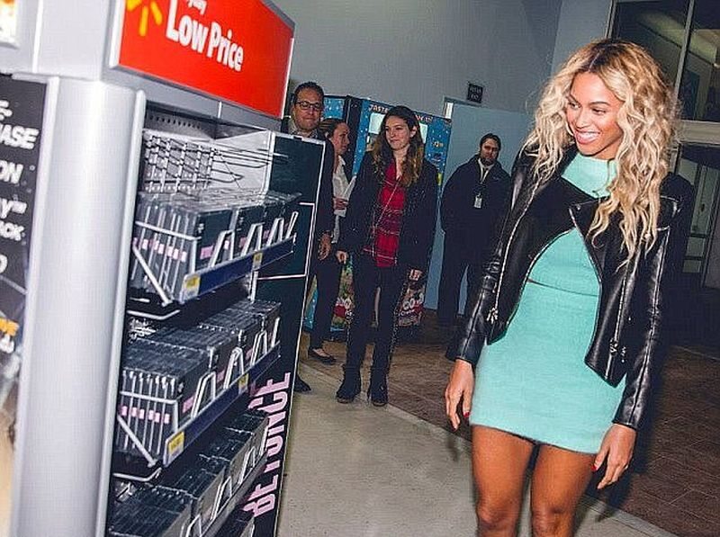 Beyonce w supermarkecie Walmart w Tewkesbury, w 2013 roku - na półce jej własne płyty 