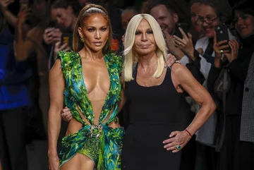 Jennifer Lopez na pokazie Versace w Milanie 