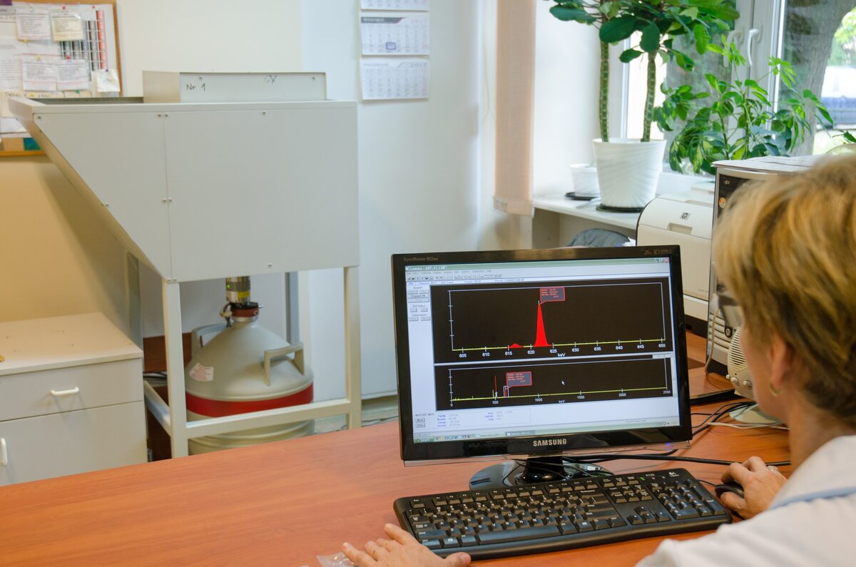 Laboratorium Pomiarów Dozymetrycznych Zespół Laboratorium prowadzi monitoring środowiska i nadzór radiologiczny. Wykonywane są m.in. pomiary stężenia aktywności radonu w powietrzu z wykorzystaniem metod spektroskopii gamma