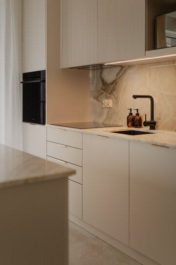 Soft minimalizm w 59-metrowym mieszkaniu w Gdyni – kaszmirowa paleta, angielska jodełka i konsekwentnie zaprojektowane detale autorstwa Agaty Piltz 