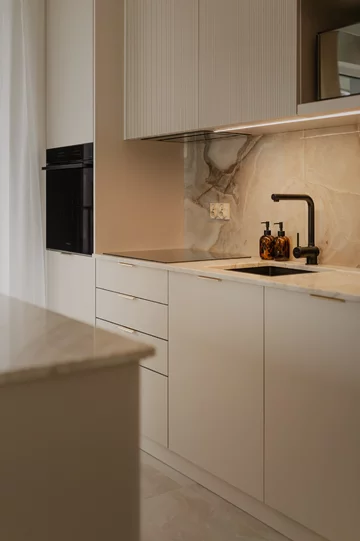 Soft minimalizm w 59-metrowym mieszkaniu w Gdyni – kaszmirowa paleta, angielska jodełka i konsekwentnie zaprojektowane detale autorstwa Agaty Piltz 