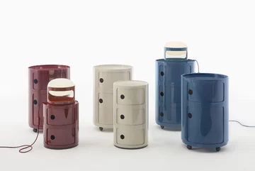 Componibili Anny Castelli Ferrieri, zaprojektowana w 1969 roku dla marki Kartell, powraca w sześciu kolorach. Charakterystyczna cylindryczna forma i przesuwne drzwiczki pozostają znakiem rozpoznawczym tego projektu 
