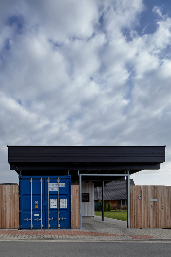 Dom z niebieskim kontenerem, projekt Mjölk architekti Linka, Mjölk architekti