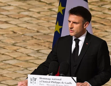 Miniatura: Macron pręży muskuły do zdjęcia....