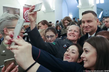 Andrzej Duda z przedstawicielkami służb 