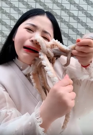 Blogerka walcząca z ośmiornicą 