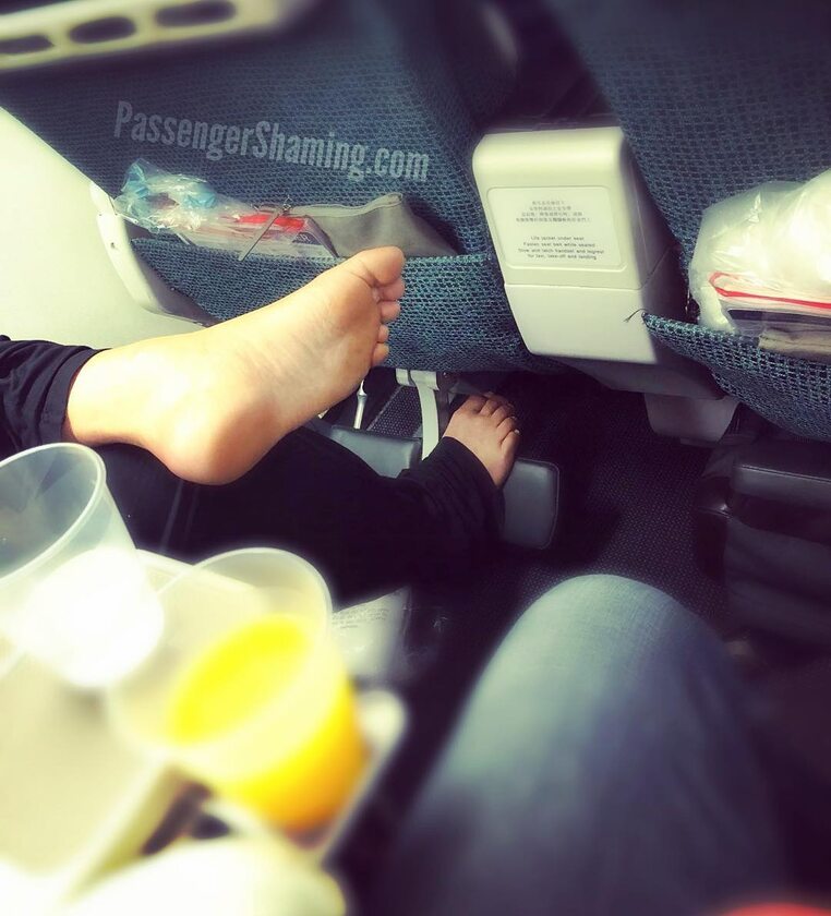 Dziwne zachowania i znaleziska w samolotach. Zdjęcie z profilu Passenger Shaming 