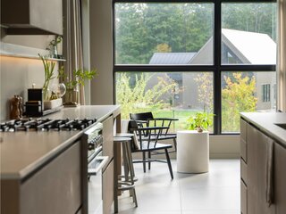 Jednorodzinny niewielki dom zatopiony w naturze, projekt: Caroline Sidaros i Alain Desgagné