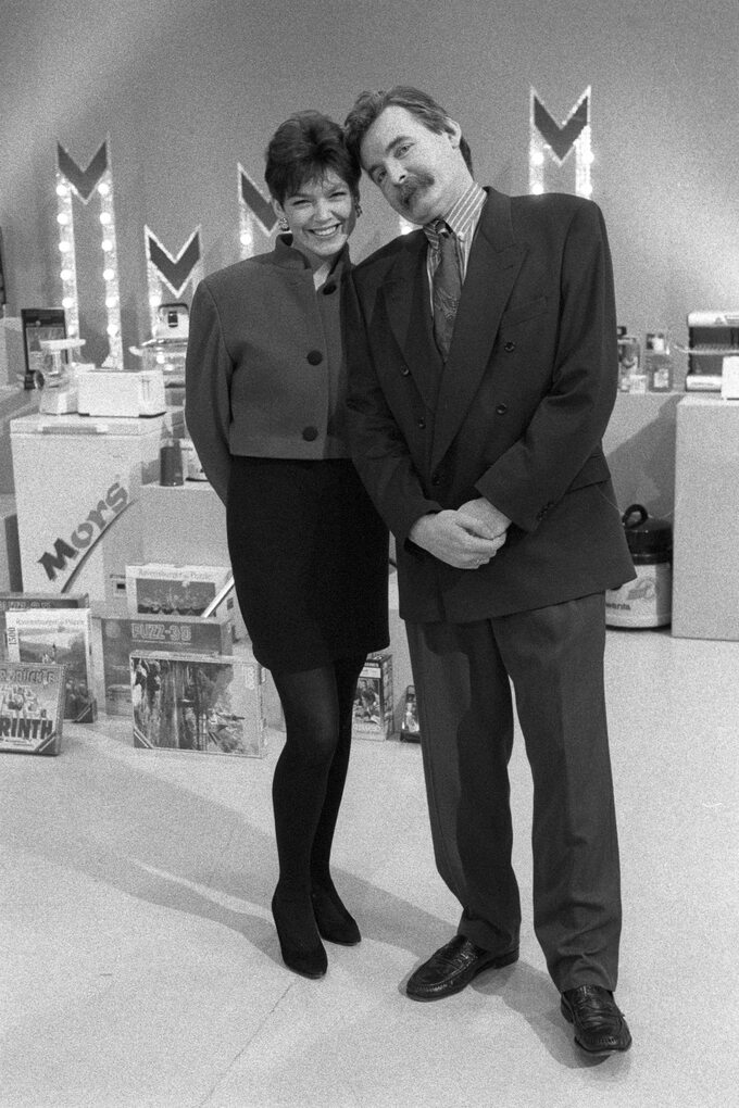 Magda Masny i Wojciech Pijanowski na planie teleturnieju „Koło fortuny”, 1992 rok