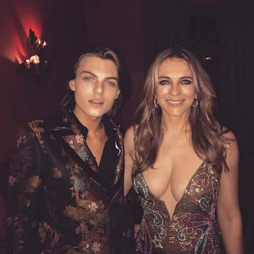 Damian Hurley z mamą Elizabeth Hurley 