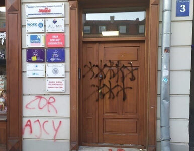 Miniatura: Drzwi biura polityków PiS zdewastowane....
