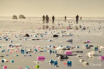 Kontenery wpadły do morza. Ludzie na wyspach znajdują "skarby" 