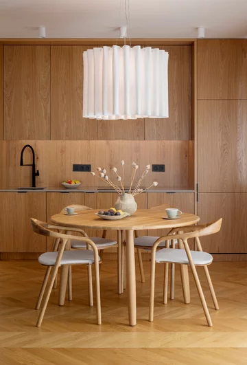 BXB studio stworzyło hybrydowe wnętrze w Warszawie – biuro i mikroapartament w jednym. Projekt zdobył European Property Awards 2025–2026 