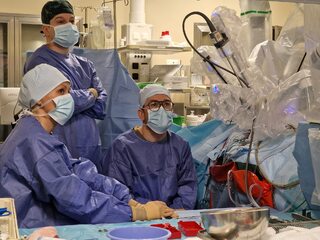 Operacja kardiochirurgiczna z pomocą robota da Vinci w PIM MSWiA. Przy pacjencie musi być stale zespół gotowy do działania