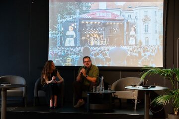 Grzegorz Mart, fotograf specjalizujący się w&nbsp;fotografii muzycznej. W&nbsp;swoich pracach pokazuje nie&nbsp;tylko koncerty, ale&nbsp;także emocje, gesty i&nbsp;momenty powstające pomiędzy dźwiękami