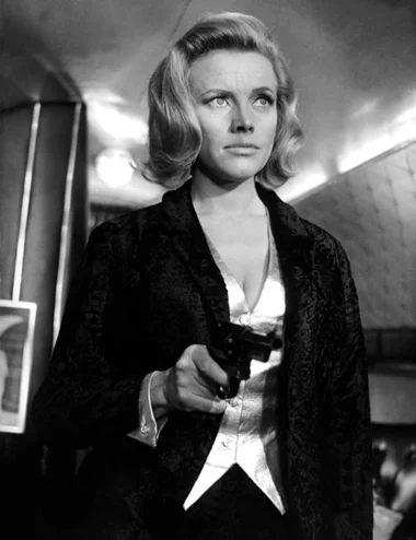 Honor Blackman jako Pussy Galore w filmie „Goldfinger” (1964)