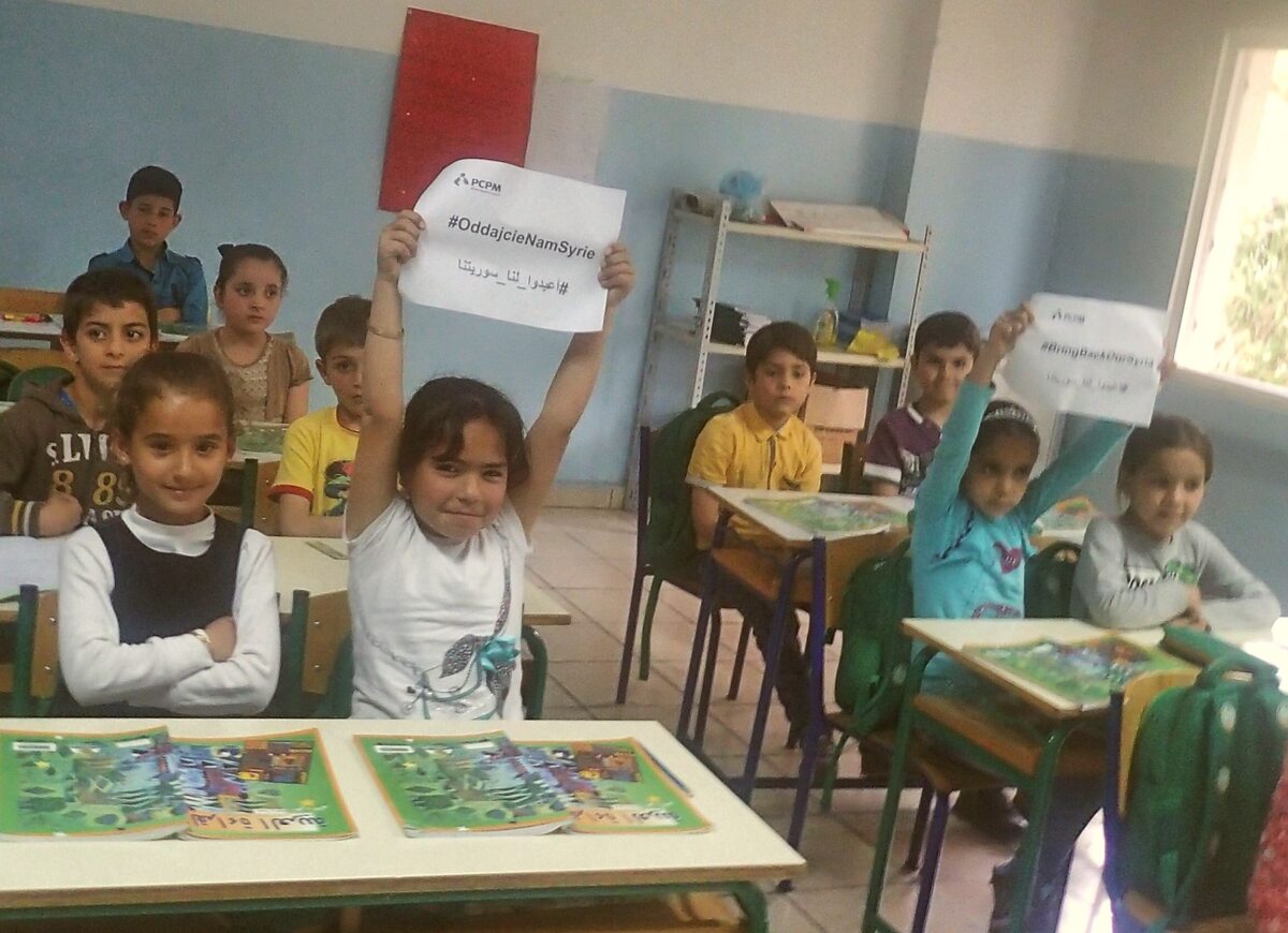 Dzieci syryjskich uchodźców w szkole w Libanie Dzieci syryjskich uchodźców w szkole w Libanie