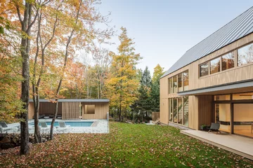 Drewniany dom w górach, projekt Thellend Fortin Architectes 