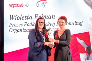 Wioletta Rejman (z prawej) oraz&nbsp;wręczająca nagrodę Małgorzata Jarosińska-Jedynak