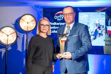 Damian Drąg (z prawej) oraz&nbsp;wręczająca nagrodę Marzena Zielińska, prezes Capital Point &mdash; kopia