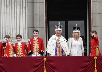 Rodzina królewska na balkonie Pałacu Buckingham 